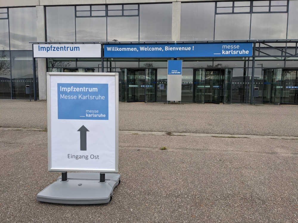 Erst Termin vereinbaren - dann ins Impfzentrum Messe Karlsruhe kommen (Foto: Stadt Karlsruhe)