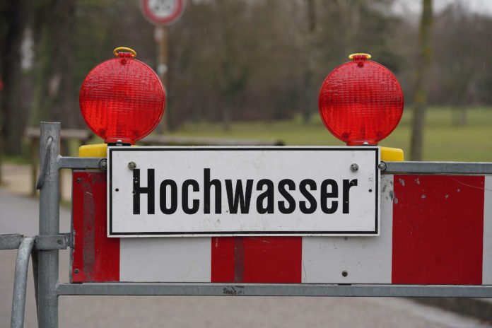 Symbolbild Hochwasser Sperrung (Foto: Holger Knecht)