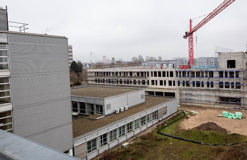 Erweiterungsbau C Westseite mit Bestandsbau (Foto: view)