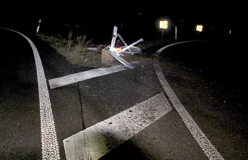 Beschädigter Schildermast (Foto: Polizei RLP)