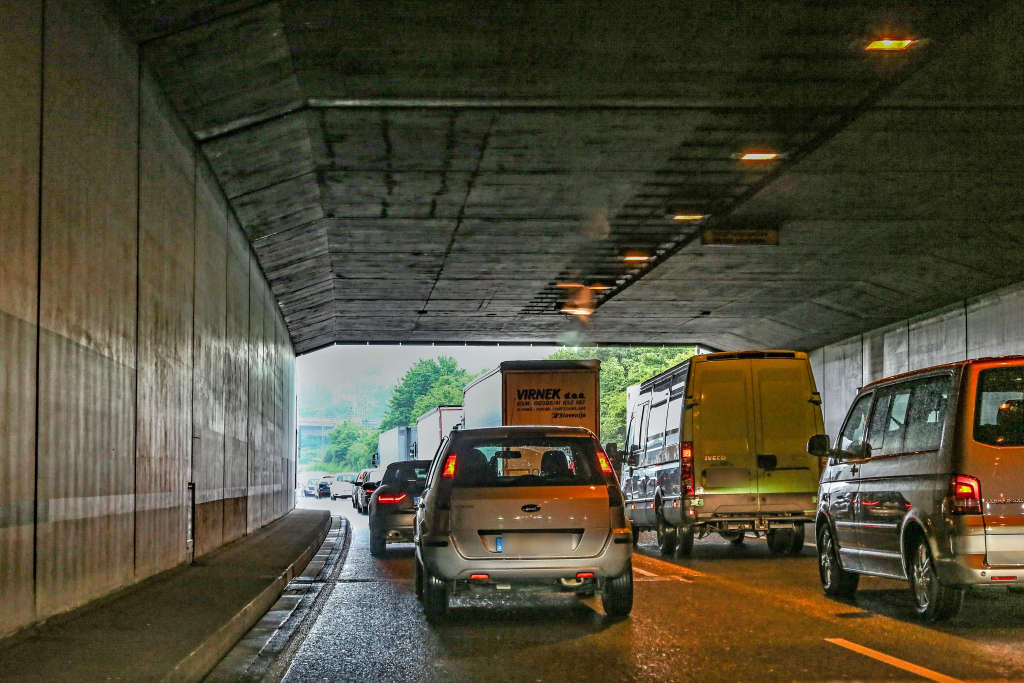 Fahrzeuge im Edeltrudtunnel Karlsruhe (Foto: Klaus Eppele)