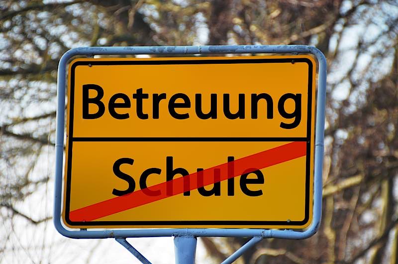 Symbolbild Betreuung Schule (Foto: Pixabay/Gerd Altmann)