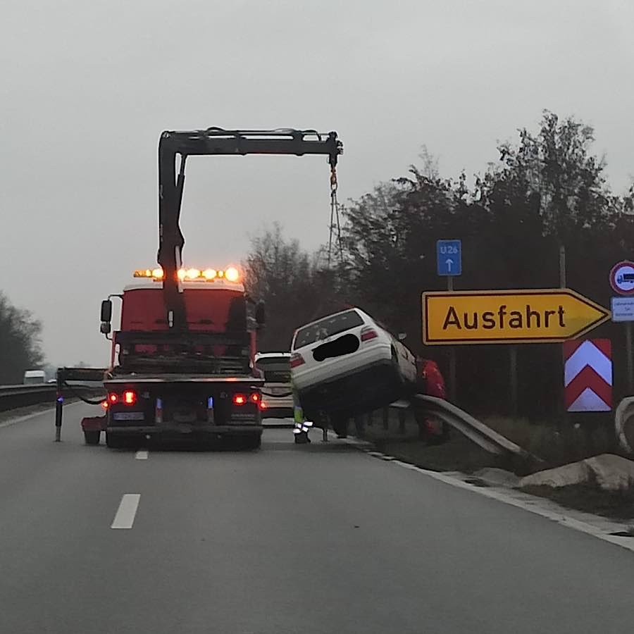 Vollsperrung der B9 nach Verkehrsunfall (Foto: Polizei RLP)