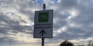 Wer mit dem Fahrrad zum Zentralen Impfzentrum (ZIZ) auf dem Gelände des Patrick-Henry-Village möchte, kann nun der Radweg-Ausschilderung folgen. (Foto: Akt zwei GmbH)