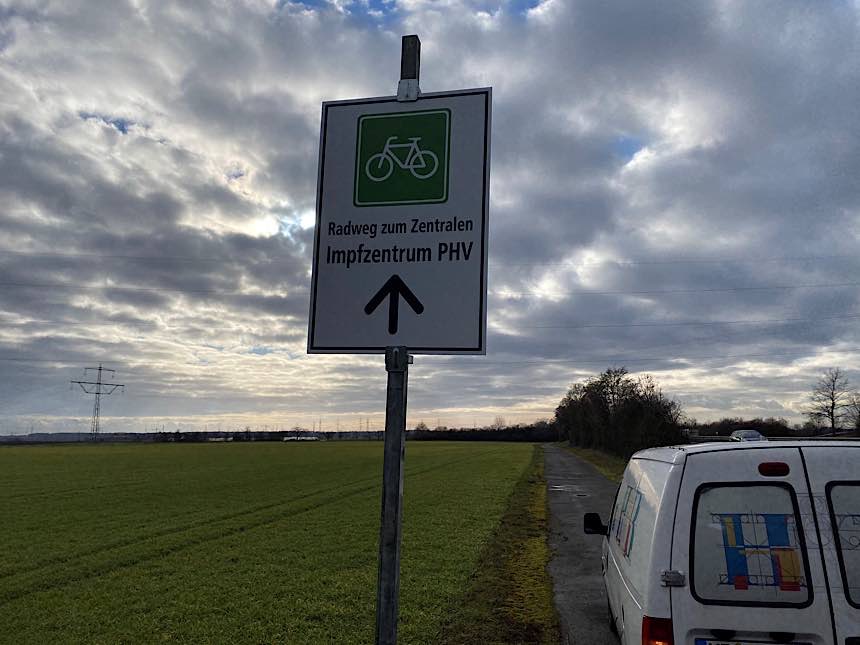 Wer mit dem Fahrrad zum Zentralen Impfzentrum (ZIZ) auf dem Gelände des Patrick-Henry-Village möchte, kann nun der Radweg-Ausschilderung folgen. (Foto: Akt zwei GmbH)