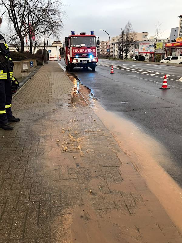 Wasserrohrbruch in der Chemnitzer Straße (Foto: Feuerwehr Neustadt)