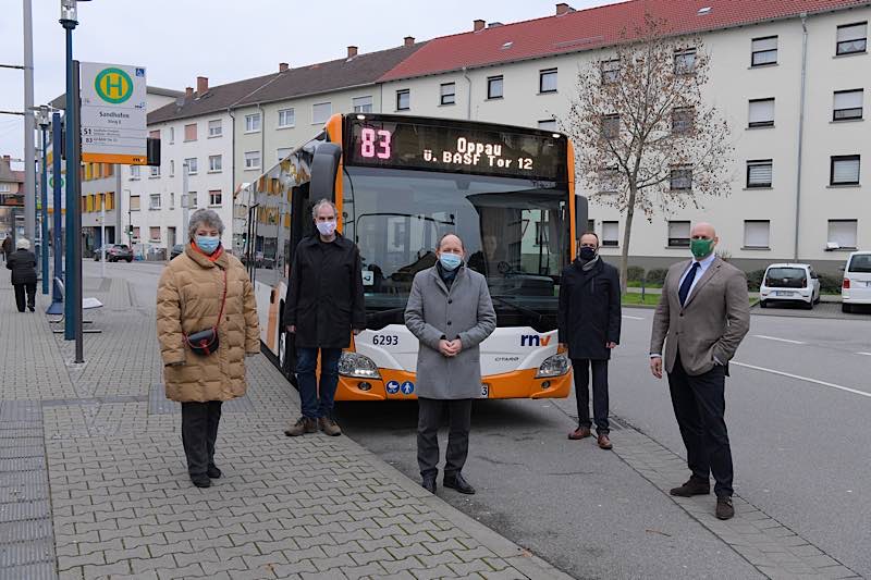 Michaela Diehl, Bezirksleiterin Mannheim Nord; Alexander Thewalt, Erster Beigeordneter und ÖPNV-dezernent Stadt Ludwigshafen; Christian Specht, Erster Bürgermeister und ÖPNV-Dezernent Stadt Mannheim; Christian Volz, Kaufmännischer Geschäftsführer rnv; Dennis Fanelsa, Senior Vice President BASF Site Management Ludwigshafen. (Foto: rnv GmbH/Siegelmann)