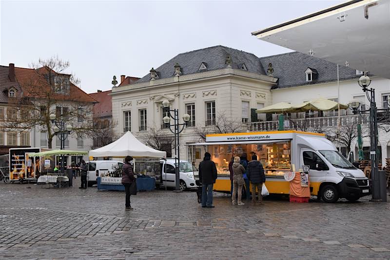 Auf dem Landauer Wochenmarkt – hier die Winter-Ausgabe auf dem Rathausplatz – gilt ab sofort die erweiterte Maskenpflicht wie in Geschäften und im ÖPNV. (Quelle: Stadt Landau)