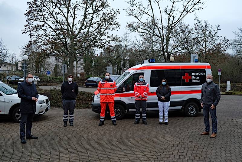 Landrat Dietmar Seefeldt tauschte sich vor der ersten Impfung im Kreis mit DRK-Kreisgeschäftsführer Jürgen See (re.), Kreisbereitschaftleiter Marco Nau (2.v.l.) und dem mobilen Impfteam des DRK (Oliver Bartelt, daneben Matthias Weißler und Jasmin März) aus. (Foto: Kreisverwaltung Südliche Weinstraße)