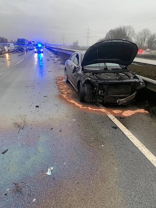 Beschädigter Pkw (Foto: Polizei RLP)