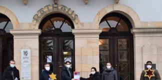 Bei der Rathaussegnung: Bürgermeister Dr. Maximilian Ingenthron, Dekan Axel Brecht, Oberbürgermeister Thomas Hirsch, Laura Troubal (Vorstandsmitglied BDKJ Region Südpfalz), Philipp Wagner (Jugendreferent Katholische Jugendzentrale Landau) und Pater Princewell Okeke. (Quelle: Stadt Landau)