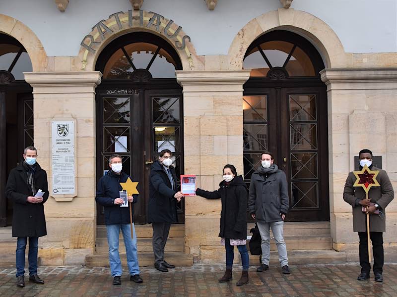 Bei der Rathaussegnung: Bürgermeister Dr. Maximilian Ingenthron, Dekan Axel Brecht, Oberbürgermeister Thomas Hirsch, Laura Troubal (Vorstandsmitglied BDKJ Region Südpfalz), Philipp Wagner (Jugendreferent Katholische Jugendzentrale Landau) und Pater Princewell Okeke. (Quelle: Stadt Landau)