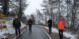 Gaben die Straße wieder für den Verkehr frei: Landrat Dietmar Seefeldt (2.v.r.), Stadtbürgermeister Ludwig Lintz (links), Eberhard Frankmann, Beigeordneter der Verbandgemeinde Edenkoben (2.v.l.) sowie Martin Schafft, Leiter LBM Speyer (rechts).(Foto: Kreisverwaltung Südliche Weinstraße)