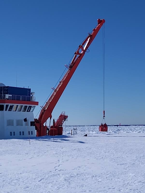 Entladung der Polarstern (Foto: AWI/Klaus Guba)