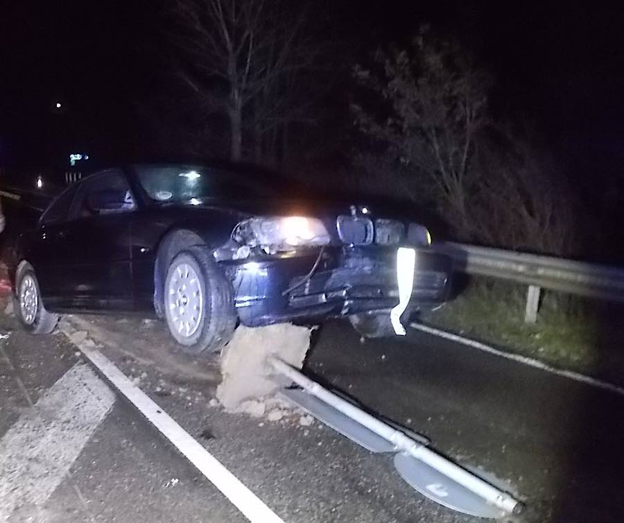 Auto auf Verkehrsschild (Foto: Polizei RLP)