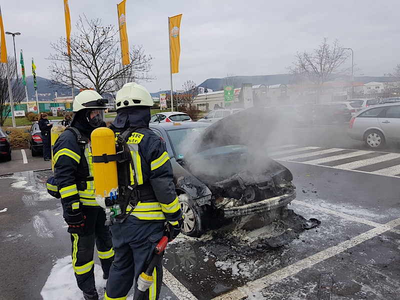 An dem Fahrtzeug entstand ein wirtschaftlicher Totalschaden (Foto: Feuerwehr Neustadt)