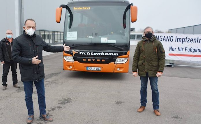 v.l.: Busfahrer Günter Bügel, Landrat Dr. Fritz Brechtel sowie den Inhaber des gleichnamigen Busunternehmens, Tobias Fichtenkamm. (Foto: Kreisverwaltung Germersheim)