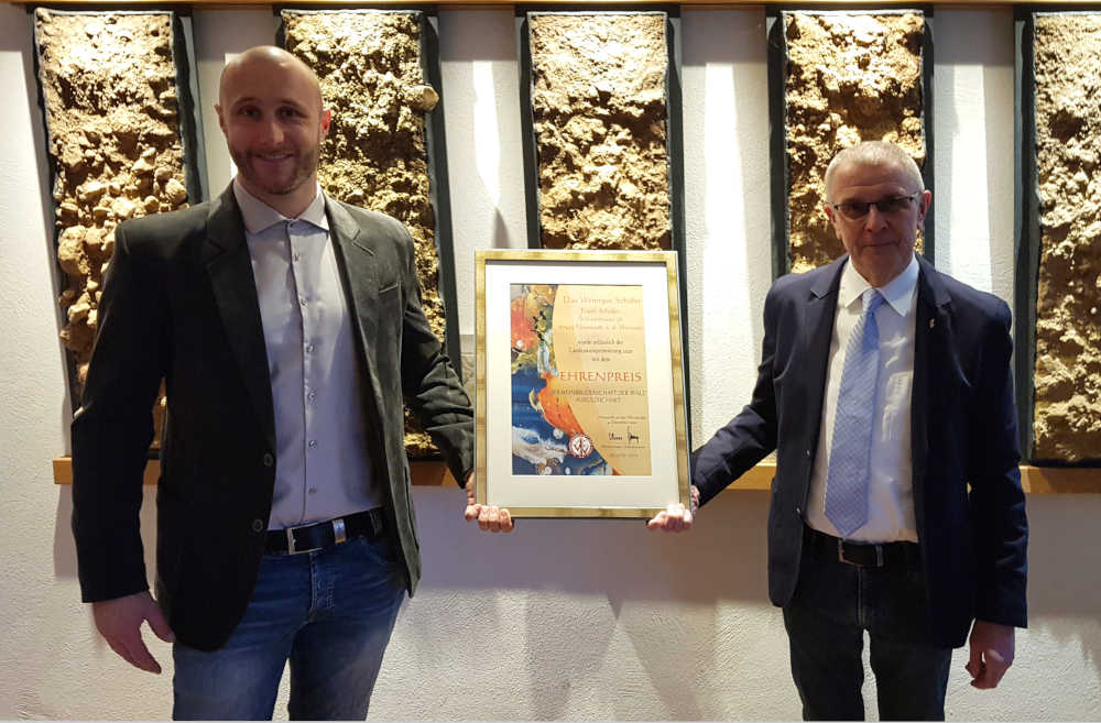 v.r.: Ordensmeister Oliver Stieß mit Frank Schäfer (Foto: Weinbruderschaft der Pfalz)