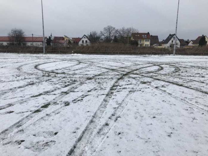 Steinfeld_Fahrspuren-auf-Sportplatz-2