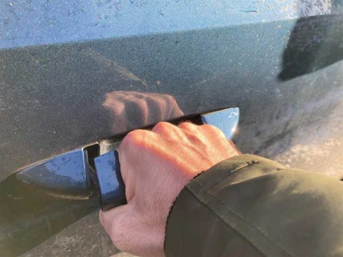 Symbolbild, offenes Auto gesucht, Autotür testen, Autodiebe © Polizei