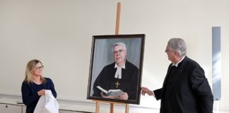 Kirchenpräsident Dr. h. c. Christian Schad und die Mainzer Künstlerin Susanna Storch/Foto: Landeskirche/Landry.