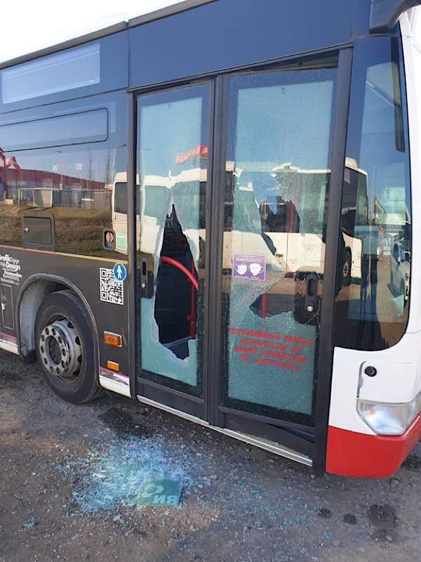 Beschädigte Eingangstüren an Bus (Foto: Polizei RLP)