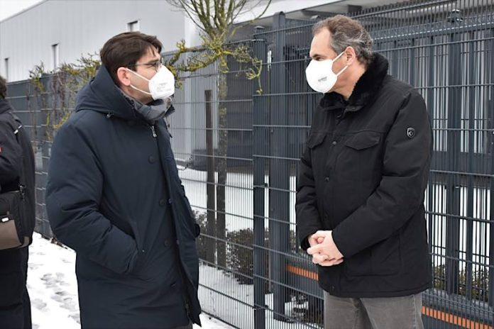 OB Thomas Hirsch (l.) und Landrat Dietmar Seefeldt rufen Beschäftigte an Schulen und in Betreuungseinrichtungen dazu auf, kostenlose Testmöglichkeiten zu nutzen. (Quelle: Stadt Landau)