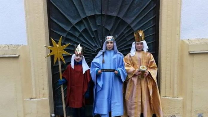 Die Hambacher Sternsingerkinder Hendrik, Gesa und Lennard bei der Aufnahme des Sternsinger-Films. (Foto: privat)