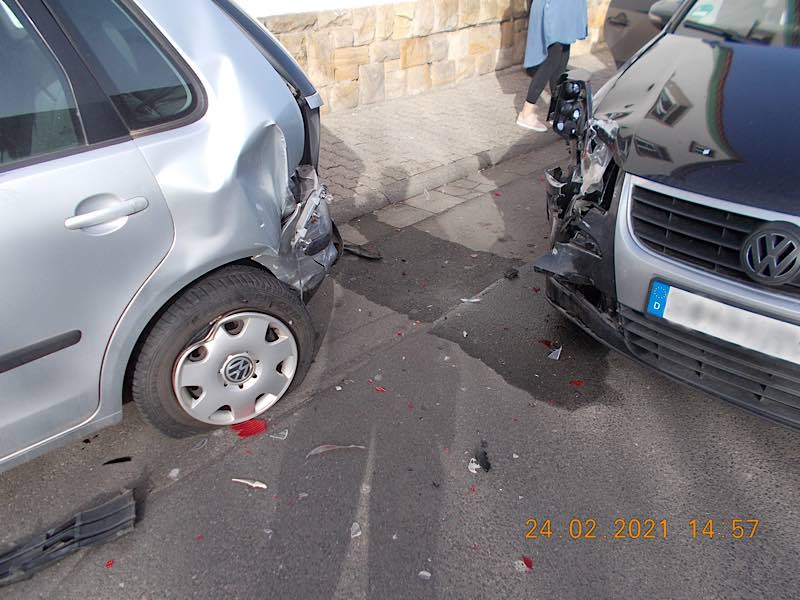 Unfallstelle: Schaden am Polo und am Touran (Foto: Polizei RLP)