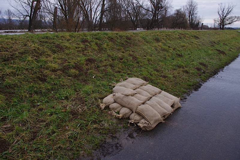 Verstärkter Deich (Foto: SGD Süd)