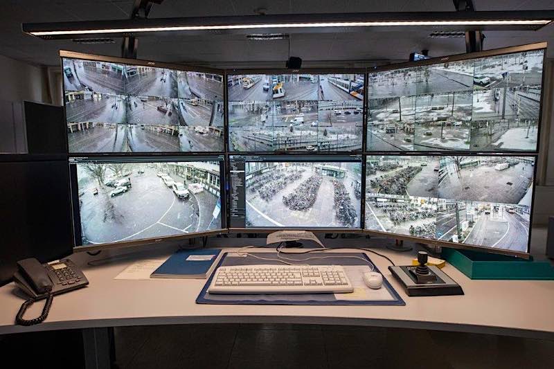 Im Polizeipräsidium Mannheim kann das Geschehen am Heidelberger Hauptbahnhof per Monitorwand beobachtet werden. (Foto: Polizeipräsidium Mannheim)