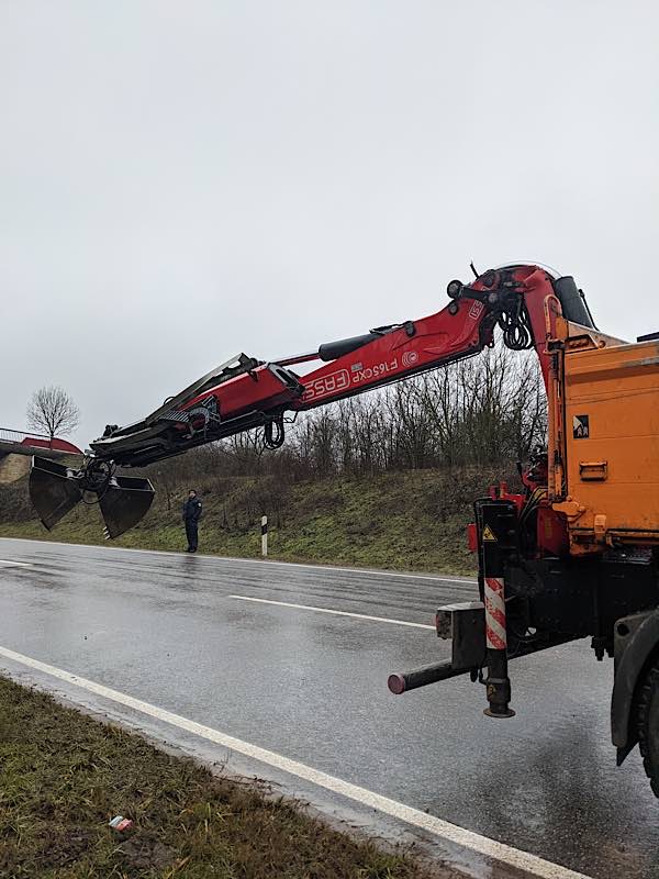 Lkw mit Kran (Foto: Polizei RLP)