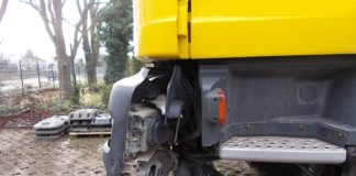 Beschädigter LKW (Foto: Polizei RLP)