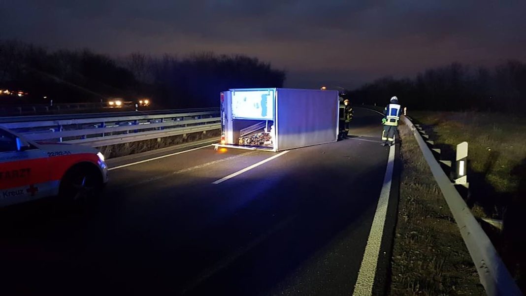 Umgekippter Transporter (Foto: Polizei RLP)