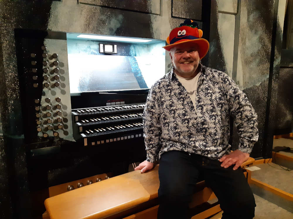 Georg Treuheit an der Orgel (Foto: Georg Besser)