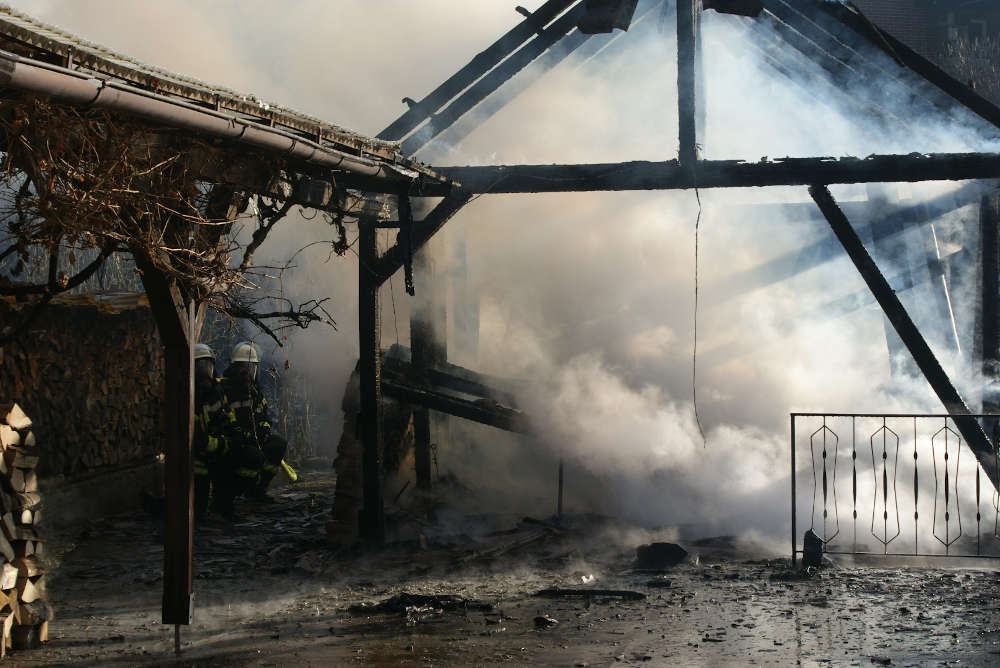 Brand eines Nebengebäudes in Appenthal (Foto: Presseteam der Feuerwehr VG Lambrecht)