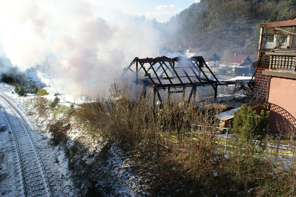 Brand eines Nebengebäudes in Appenthal (Foto: Presseteam der Feuerwehr VG Lambrecht)