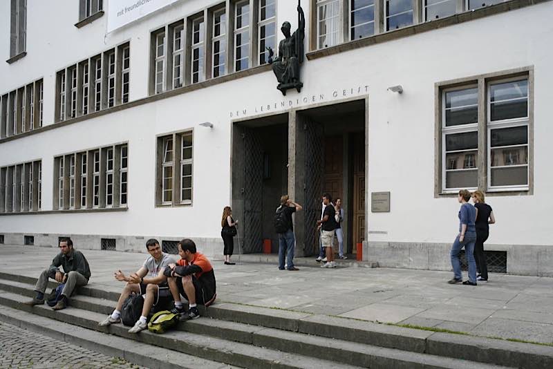 Eingangsbereich Neue Universität (Foto: Universität Heidelberg - Kommunikation und Marketing)