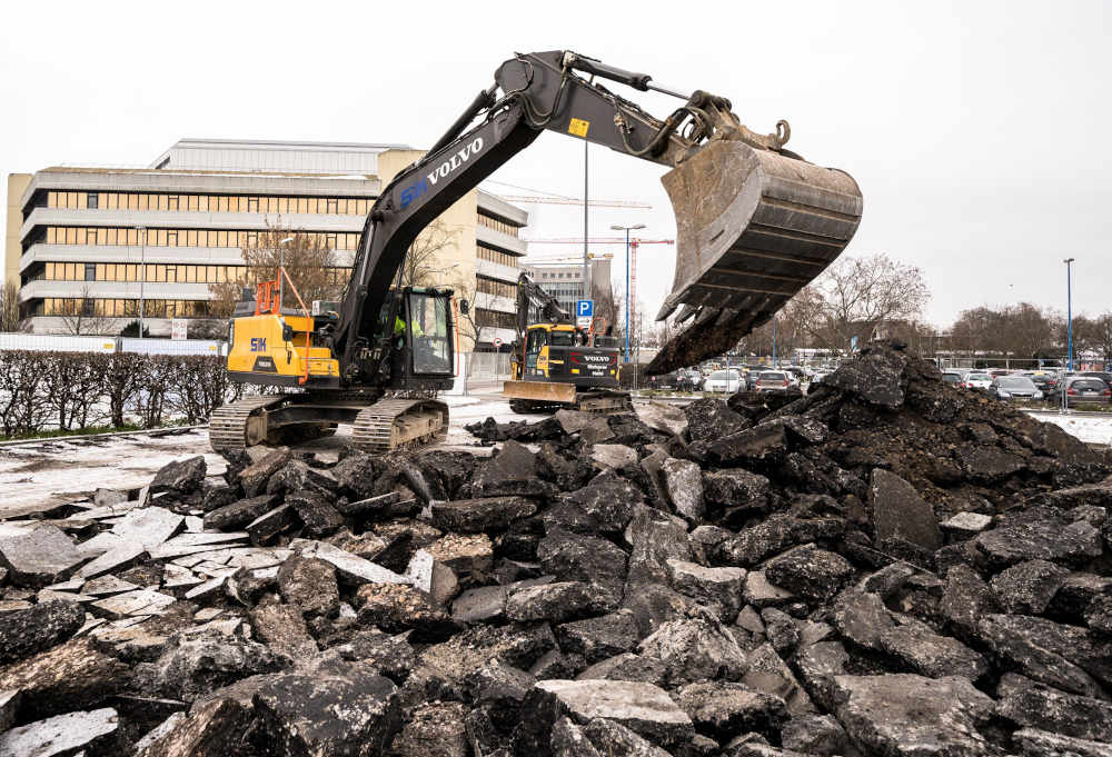 Zwischen Tor 5 und Tor 11 der BASF bewegt sich etwas - seit dieser Woche wird dort der Asphalt abgetragen und der Untergrund für den Bau des Medical Centers vorbereitet. (Foto: BASF SE)