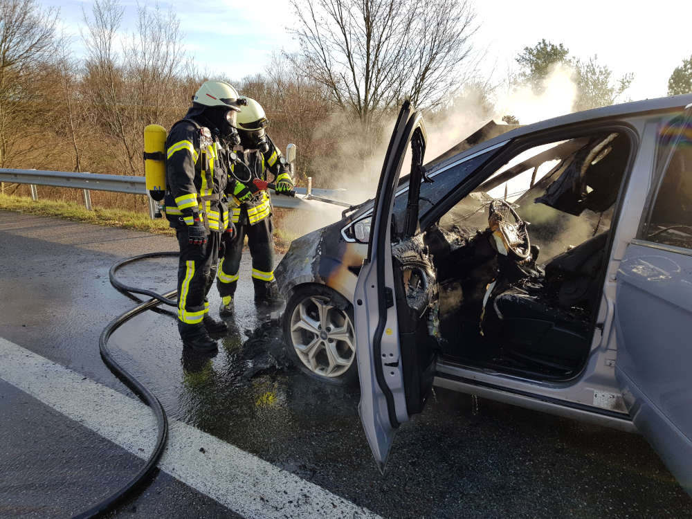 Fahrzeugbrand auf BAB 65 (Foto: Feuerwehr Neustadt)