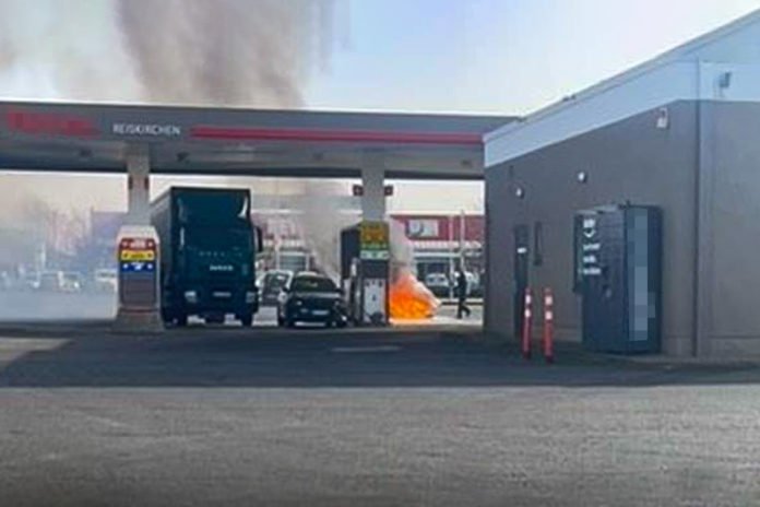 PKW-Brand an Tankstelle