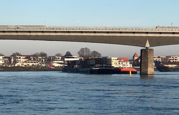 Der Leichter musste von einem Containerschiff freigeschleppt werden.
