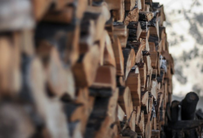 Symbolbild, Holzscheite, Brennholz, Kaminholz © J0shua on Pixabay