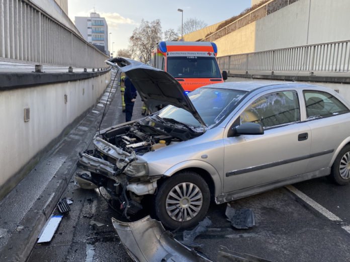 Verkehrsunfall-in-Unterführung