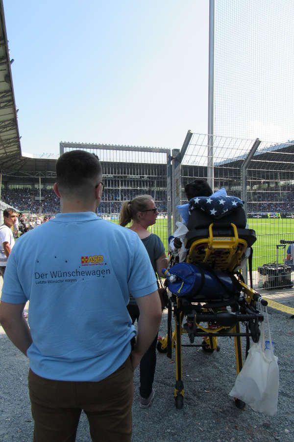 Der Wünschewagen beim SV Waldhof Mannheim (Quelle: ASB)