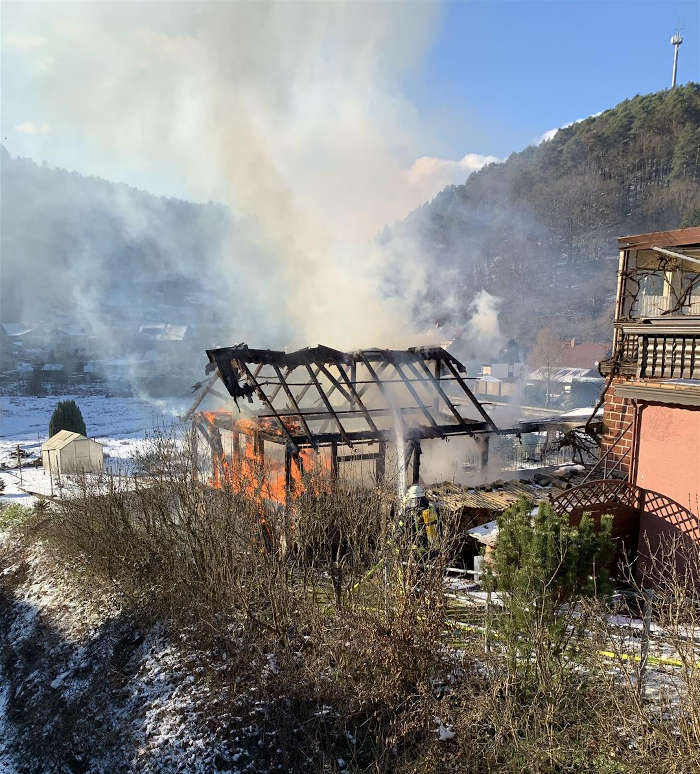 Brand eines Nebengebäudes in Appenthal (Foto: Polizei RLP)