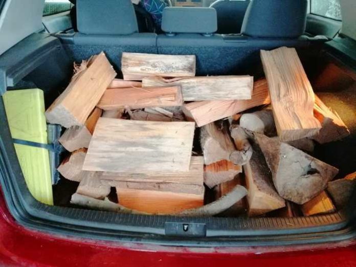 Ein Kofferraum voll Brennholz