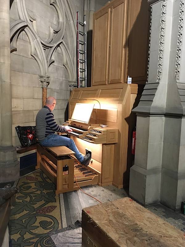 Orgelbauer Andreas Saage intoniert die neue Chororgel der Firma Klais Bonn. (Foto: lk/Edelmann)