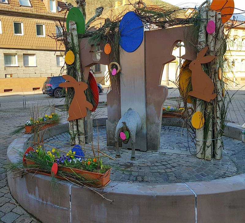 Der Osterbrunnen in Lambrecht im Jahr 2021 (Foto: FWG Lambrecht),