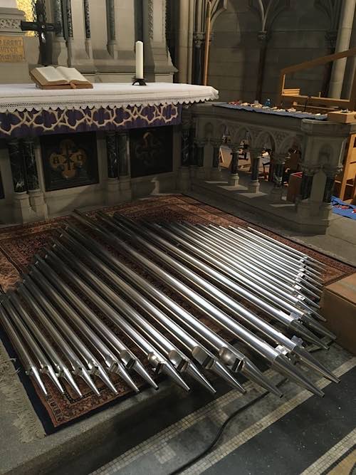 Orgelpfeifen vorm Altar der Gedächtniskirche warten darauf, abgestimmt zu werden. (Foto: lk/Edelmann)